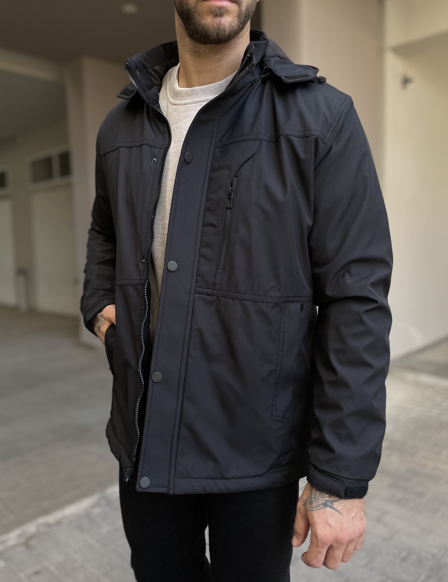 Ανδρικό μαύρο μπουφάν με κουκούλα και τσέπες D3113 φωτογραφία